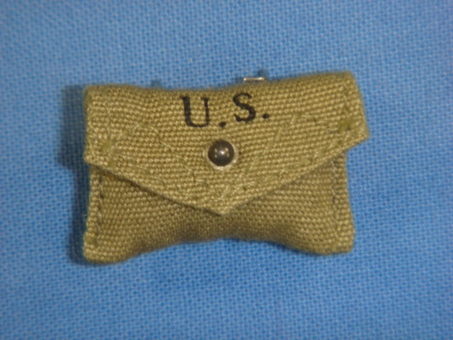 WWII U.S. first aid pouch M1942 OD - gray button