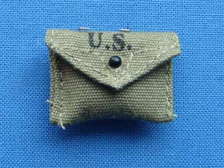 WWII U.S. first aid pouch M1942 OD - black button